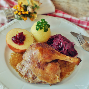 Gebratene Barbarie-Ente mit Apfelfülle, Gewürz-Rotkraut und Erdäpfelknödel